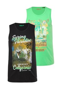 Två herrtanktops: en svart med färggrafik av surfing och text, den andra ljusgrön med palm- och biltryck. 100% bomullsmaterial.