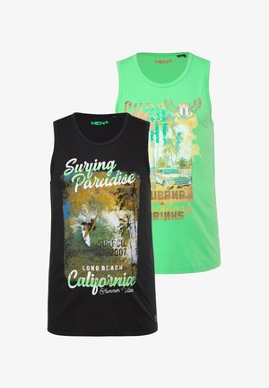 Dos tank tops de hombre: uno negro con un gráfico de surf colorido y texto, y el otro verde brillante con estampado de palmeras y coche. Material 100% algodón.