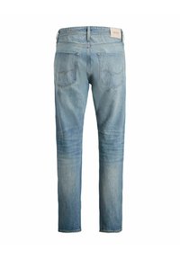 Jeans de denim azul claro vistos desde atrás, con dos bolsillos traseros, trabillas para el cinturón y una pequeña etiqueta beige en la cinturilla.