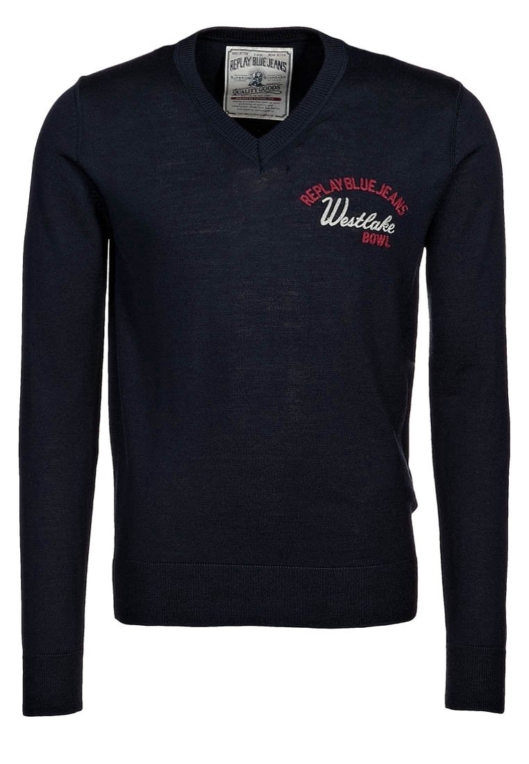 Marinblå v-ringad tröja i stickat tyg, med vit och röd textbroderi på bröstet samt ribbad nederkant och ärmslut.