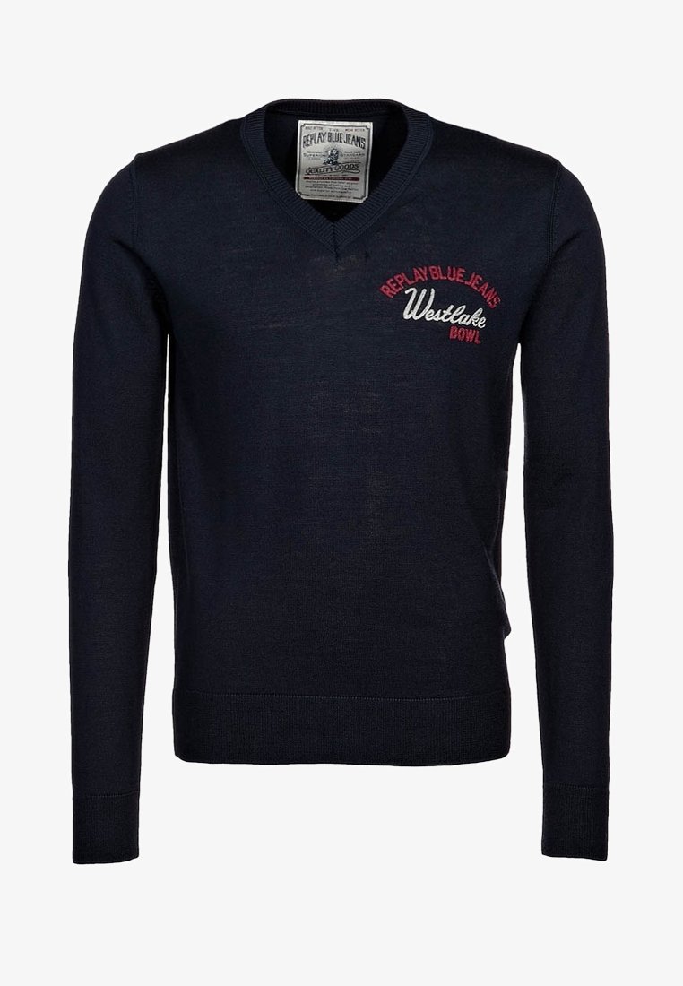 Marinblå v-ringad tröja i stickat tyg, med vit och röd textbroderi på bröstet samt ribbad nederkant och ärmslut.