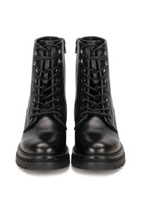 Botas de tobillo de cuero negro que presentan un cierre de cordones en la parte delantera y una cremallera, puntera redonda, superficie texturizada y suela de goma resistente.