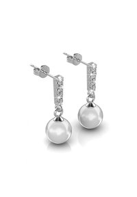 Boucles d'oreilles en argent présentant une barre verticale ornée de pierres précieuses transparentes et une grande perle blanche ronde suspendue en dessous.