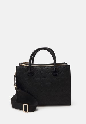 Sac à main en cuir noir à motif embossé, double poignée, fermeture éclair dorée et bandoulière réglable avec boucle dorée sur fond blanc.