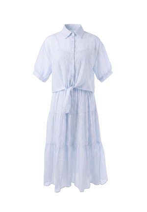 Vestito azzurro chiaro con bottoni, maniche corte, colletto, fiocco frontale in vita e gonna a balze con motivo testurizzato sottile.
