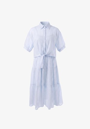 Vestito azzurro chiaro con bottoni, maniche corte, colletto, fiocco frontale in vita e gonna a balze con motivo testurizzato sottile.