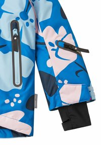 Ärmel einer blau-rosa gemusterten Jacke mit einer Reißverschlusstasche, verstellbarem Bund und Logo-Tag; besitzt einen glatten, wasserabweisenden Stoff.