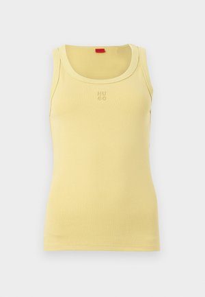 Żółta prążkowana koszulka na ramiączkach z dekoltem w kształcie litery U i niewielkim wytłoczonym logo "HUGO" na środku klatki piersiowej.