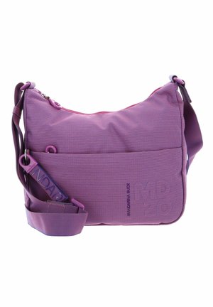 Sac bandoulière en nylon violet avec surface texturée, fermeture éclair, sangle réglable et poche avant avec détail de logo embossé.