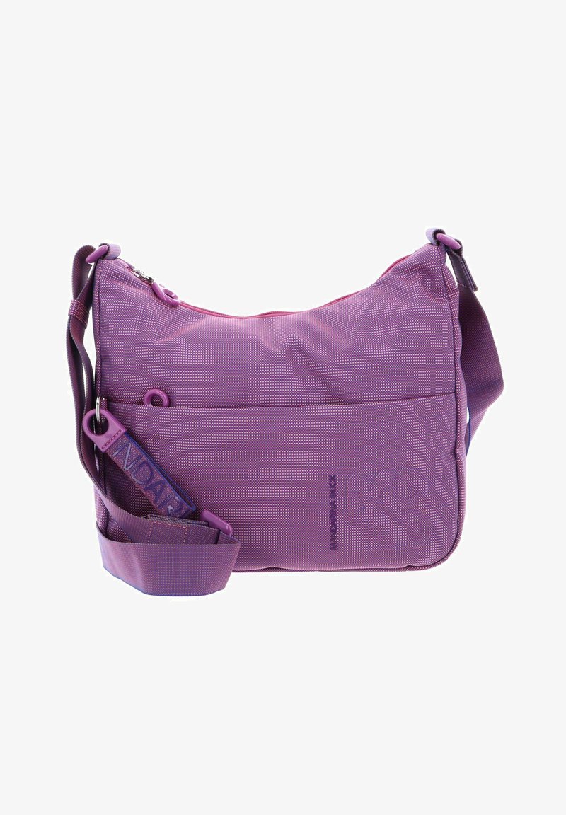 Sac bandoulière en nylon violet avec surface texturée, fermeture éclair, sangle réglable et poche avant avec détail de logo embossé.
