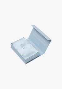 Boîte bleu clair avec une finition satinée, présentant un logo argenté sur un sac en satin à l'intérieur. Contient des détails imprimés sur le couvercle intérieur.