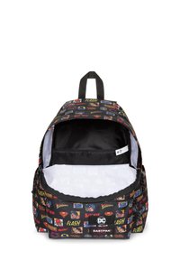 Mochila de tela negra con gráficos coloridos de personajes de DC Comics. El interior tiene un forro negro y un compartimento para almacenamiento.