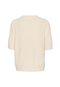 Īsām piedurknēm adīta krekla augšdaļa off-white krāsā ar teksturētām dimanta rakstiem ap apakšmalu. Mīksts audums un apaļa kakla izgriezuma forma papildina dizainu.