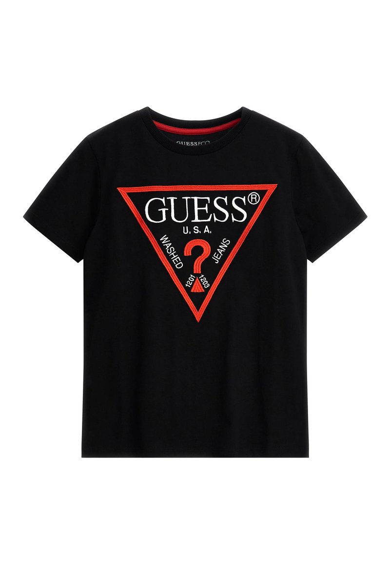 Juodas medvilninis marškinėliai su dideliu raudonu ir baltu trikampio logotipu, kuriame yra užrašai "GUESS U.S.A." ir "WASHED JEANS", trumpomis rankovėmis, su apvalia kaklo iškirpte.