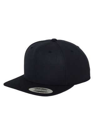 Sort snapback-hat med en flad skygge, lavet af tekstureret stof, med et justerbart plastbånd bagpå og et logo-patch på forsiden.