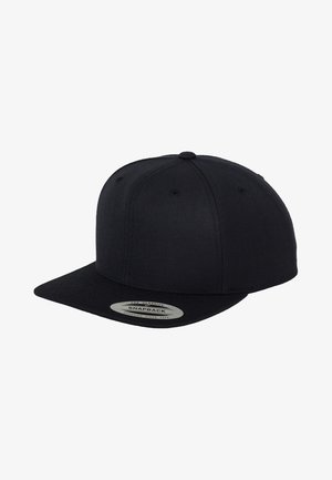 Musta snapback müts, millel on lame sanga ja tekstuuriga kangas, taga reguleeritava plastist rihmaga ning ees logopatch.