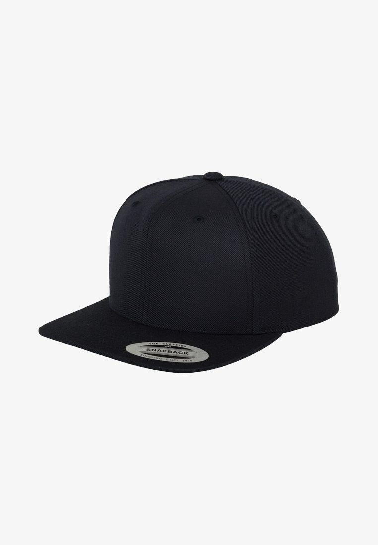 Căciulă snapback neagră cu visieră plată, confecționată din țesătură texturată, având o curea ajustabilă din plastic la spate și un patch cu logo pe față.