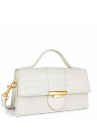 Witte krokodillenprint leren handtas met een gestructureerde vorm, gouden hardware, een bovenhandvat en een afneembare schouderriem.