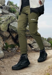 Adidas Terrex UTILITAS - Lauko kelnės - olive strata