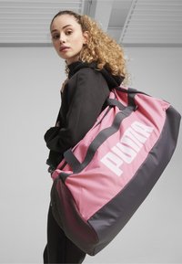 Puma CHALLENGER DUFFEL - Bolsa de viaje - fast pink