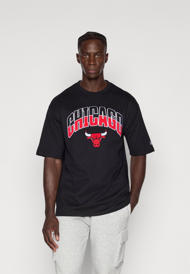T-shirt nera a maniche corte con il logo "CHICAGO" in bold rosso e bianco e un logo di un toro rosso sulla parte anteriore, realizzata in cotone.