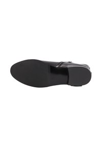 Călcâiul neted al botului din piele neagră, cu talpă texturată din cauciuc, detaliu cu fermoar vizibil pe lateral.