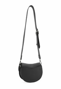 Borsa a tracolla in pelle nera con forma curva, tracolla regolabile e hardware minimale. Presenta una texture liscia e un logo discreto sul davanti.