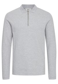 Hellgraues Langarm-Poloshirt aus strukturiertem Stoff mit einem Reißverschluss und klassischem Kragendesign.