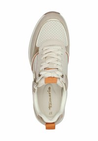 Atletiek schoen in gebroken wit met geperforeerde textuur, metalen accenten en oranje details. Standaard vetersluiting met een zijrits.