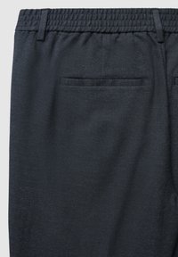 Dunkelblaue Hose aus strukturiertem Stoff, mit elastischem Bund und einer einzelnen Gesäßtasche mit flacher Paspel.