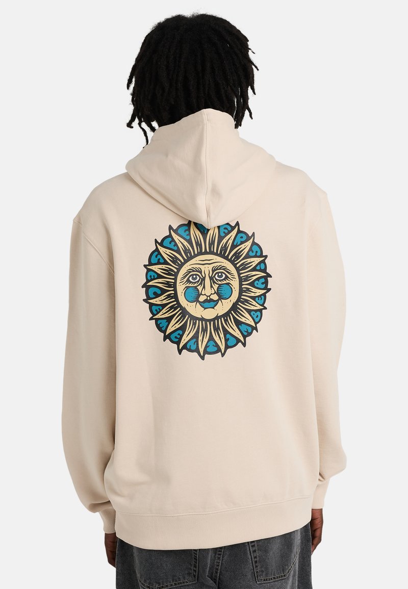 Sweat à capuche beige arborant un graphique de soleil proéminent sur le dos avec des accents bleus et jaunes. Matière douce, coupe décontractée et design à capuche.