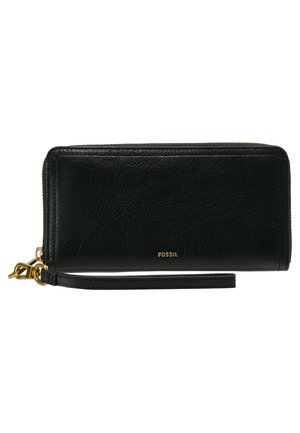 Schwarze Lederbörse mit Reißverschluss, goldenen Hardware-Details, einem Handgelenkriemen und geprägtem "FOSSIL"-Logo auf der Vorderseite.