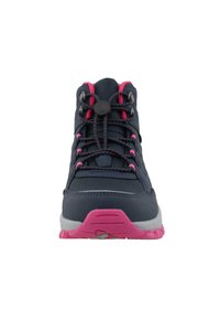 Zapato de senderismo azul oscuro con acentos en rosa, con una parte superior texturizada, cordones redondos y una suela acolchada. Suela de goma para tracción.