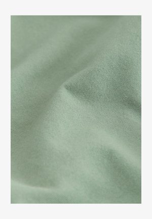 Țesătură textilă într-o nuanță plăcută de verde deschis, cu o textură netedă și modele subtile de țesătură. Suprafața cu cute adaugă dimensiune.