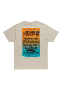 Beige T-Shirt mit kurzen Ärmeln, das auf der Rückseite einen bunten Grafikdruck mit Text, einer Auto-Illustration und einem Farbverlauf-Hintergrund zeigt.