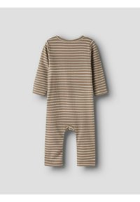 Rudos spalvos romperis su dryžuotu raštu, ilgomis rankovėmis ir apvalia iškirpte. Yra horizontalios baltos juostos, minkšta tekstūra ir plačios kelnės, leidžiančios lengvai judėti.