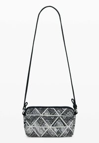 Fekete-fehér keresztpántos táska texturált szövetből, steppelt, gyémántmintás, cipzáras záródással és állítható pánttal.