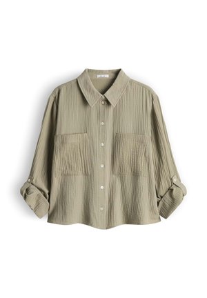 Camicia a maniche lunghe verde oliva chiaro con trama, bottoni frontali, due tasche sul petto e maniche arrotolabili fissate con patte con bottone.
