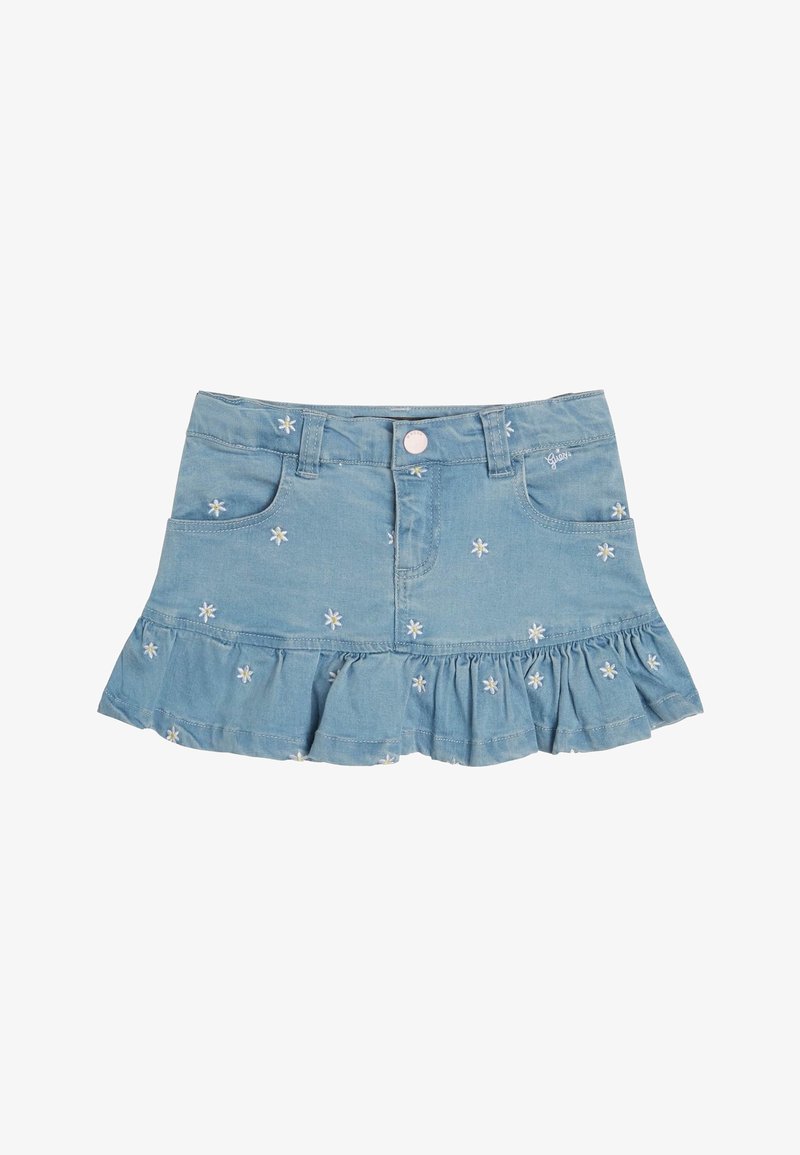 Jupe en denim bleu clair avec un ourlet à volants. Elle présente une broderie florale blanche et un design à cinq poches avec une fermeture avant à boutons.