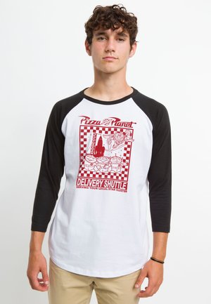 Witte honkbalshirt met zwarte mouwen, versierd met een rode grafische ontwerp van cartoonaliens en een raket, met de tekst "Pizza Planet Leveringsschip."