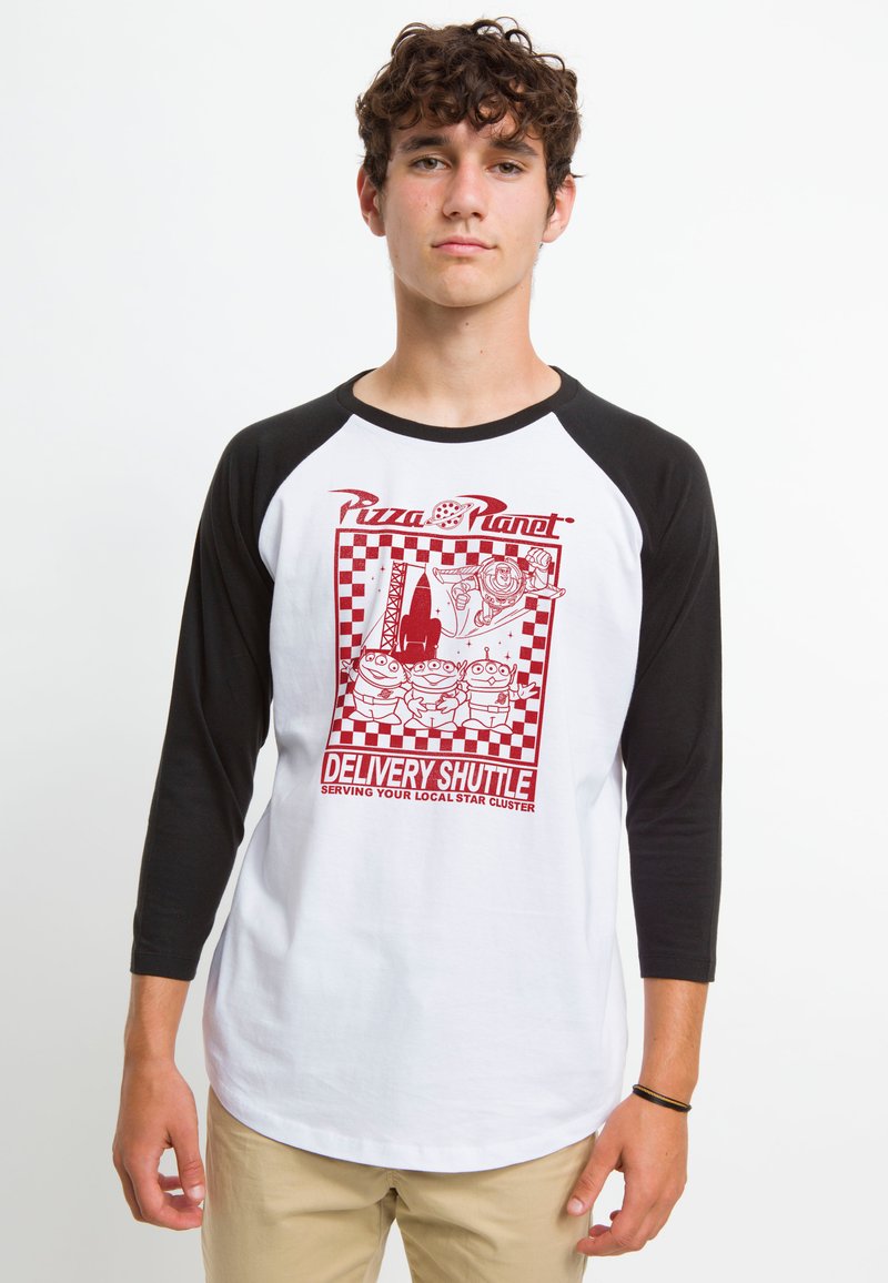 Hvid baseball t-shirt med sorte ærmer, der har et rødt grafisk design af tegneseriealiens og en raket, med teksten "Pizza Planet Leveringsskib."