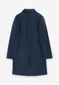 Granatowy płaszcz z kołnierzem, długimi rękawami i prostym krojem. Posiada centralny rozcięcie z tyłu oraz gładką fakturę, odpowiedni do warstwowego ubierania.