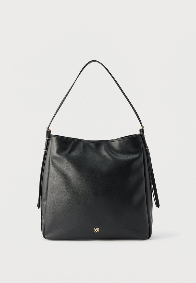 Μαύρη δερμάτινη τσάντα ώμου με ένα λουράκι, διακριτικό χρυσό λογότυπο κοντά στη βάση και ρυθμιζόμενες αγκράφες στα πλαινά.