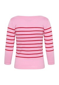 Pull rose à manches longues avec des rayures horizontales rouges sur le dos et les manches, doté d'un large col bateau.