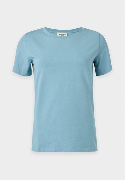 T-shirt bleu clair à manches courtes et col rond avec un design simple et uni, présenté sur fond blanc.