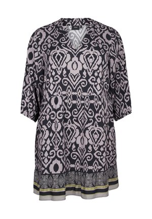 Tunique noire et rose clair à motifs avec un décolleté en V, des manches courtes et une bordure décorative comportant un design géométrique au niveau de l'ourlet.