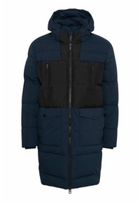 Parka acolchada azul marino con paneles negros, cierre de cremallera frontal, dos bolsillos en el pecho y capucha ajustable. Tejido texturizado con un acabado suave.