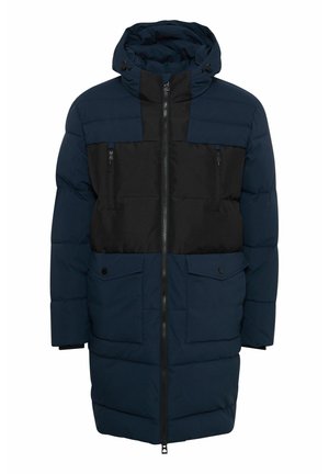 Parka acolchada azul marino con paneles negros, cierre de cremallera frontal, dos bolsillos en el pecho y capucha ajustable. Tejido texturizado con un acabado suave.