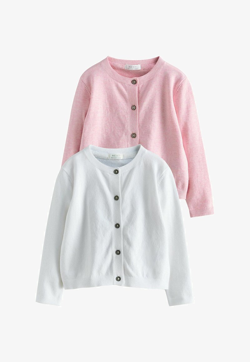 Deux cardigans boutonnés, l'un rose clair et l'autre blanc, tous deux à col rond et manches longues, superposés sur un fond blanc.