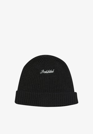 Schwarze Strickmütze mit umgeschlagenem Bündchen, das Wort "Verboten" in weißer Schreibschrift bestickt. Texturiert, warmes Material.